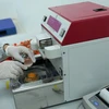 Kiểm tra chất lượng và lưu mẫu sản phẩm trứng gà được đưa vào nhà máy để sản xuất tại Công ty Cổ phần ĐTK Phú Thọ. (Ảnh: Vũ Sinh/TTXVN)