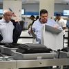 Kiểm tra an ninh tại sân bay quốc tế Miami ở Miami, bang Florida, Mỹ ngày 24/10. (Nguồn: AFP/TTXVN)