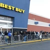 Khách hàng xếp hàng dài chờ mua sắm bên ngoài cửa hiệu ở Norwalk Connecticut, Mỹ. (Nguồn: AFP/TTXVN)