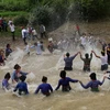 Tết té nước (Bun huột nặm) của người Lào tại xã Núa Ngam, huyện Điện Biên, tỉnh Điện Biên. (Ảnh: TTXVN phát)