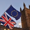 Cờ Anh (phía dưới) và cờ EU (phía trên) bên ngoài tòa nhà Quốc hội Anh ở London ngày 11/12/2017. (Nguồn: AFP/TTXVN)