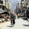 Người dân trên đường phố Damascus, Syria ngày 15/4. (Nguồn: THX/TTXVN)