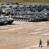 Binh sỹ Nga kiểm tra các phương tiện quân sự tại khu vực ngoại ô Moskva ngày 15/8. (Nguồn: AFP/TTXVN)
