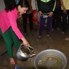 Nước giếng gia đình chị Thái Thị Hiên sau khi múc lên có màu vàng và bốc mùi dầu nồng nặc. (Ảnh: Phan Quân/TTXVN)