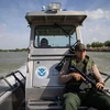 Binh sỹ tuần tra tại khu vực sông Rio Grande, gần Mc Allen, Texas, biên giới Mỹ - Mexico ngày 26/3. (Nguồn: AFP/TTXVN)
