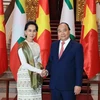 Thủ tướng Nguyễn Xuân Phúc và Cố vấn Nhà nước, Bộ trưởng Ngoại giao và Bộ trưởng Văn phòng Tổng thống Myanmar Aung San Suu Kyi. (Ảnh: Thống Nhất/TTXVN)