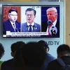 Người dân Hàn Quốc xem tin tức phát sóng trên truyền hình tại Seoul. (Nguồn: AP)