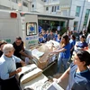 Sơ tán bệnh nhân khỏi trung tâm điều dưỡng Aleman de Concepcionếuau vụ nổ ngày 21/4. (Nguồn: AFP/TTXVN)
