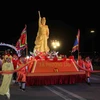Đoàn xe trang trí diễu hành tại Lễ hội dân gian đường phố. (Ảnh: Thanh Tùng/TTXVN)