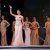 Các thí sinh với phần thi trang phục dạ hội tại đêm chung kết cuộc thi Hoa hậu biển Việt Nam toàn cầu năm 2018. (Ảnh: Lê Sen/TTXVN)