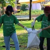 Tình nguyện viên tham gia nhặt rác thải trong Ngày Trái Đất năm 2018 trên địa bàn Thành phố Hồ Chí Minh. (Ảnh Xuân Dự/TTXVN)