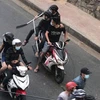 Hàng chục thanh niên chạy xe máy dùng mã tấu, dao hỗn chiến trên đường phố. (Ảnh: TTXVN phát)
