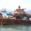 [Photo] Trục vớt tàu bị chìm nửa năm trên vùng biển Quy Nhơn