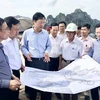 Bí thư Tỉnh ủy Quảng Ninh Nguyễn Văn Đọc (thứ hai, bên trái) kiểm tra đất đai trên địa bàn huyện Vân Đồn. (Ảnh: Nguyễn Hoàng/TTXVN)