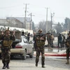 Lực lượng an ninh Afghanistan phong tỏa hiện trường một vụ đánh bom bằng xe tại Kabul ngày 2/5. (Nguồn: AFP/ TTXVN)