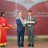 Đại diện Công ty Phúc Hoàng Ngọc trao chìa khóa tượng trưng tặng căn nhà ở tại Đà Nẵng cho ông Park Hang Seo. (Ảnh: Trần Lê Lâm/TTXVN)