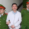 Cảnh sát dẫn giải bị cáo Trịnh Xuân Thanh về trại giam. (Ảnh: An Đăng/TTXVN)