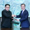 Nhà lãnh đạo Triều Tiên Kim Jong-un (ảnh, trái) và Tổng thống Hàn Quốc Moon Jae-in. (Nguồn: THX/TTXVN)