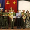 Phó Chủ tịch UBND thành phố Hải Phòng Lê Khắc Nam trao thưởng chúc mừng Ban chuyên án. (Ảnh: An Đăng/TTXVN)
