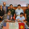 Trung tướng Lê Huy Vịnh, Tư lệnh Quân chủng Phòng không - Không quân và ông Michael Greene, Giám đốc USAID tại Việt Nam ký Bản thỏa thuận để bắt đầu tiến trình lập kế hoạch và chuẩn bị cho việc xử lý ô nhiễm dioxin tại Biên Hòa. (Ảnh: Dương Giang/TTXVN)