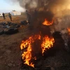 Người Palestine đốt lốp xe trong cuộc biểu tình tại khu vực biên giới Dải Gaza với Israel. (Nguồn: THX/TTXVN.)