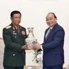 Thủ tướng Nguyễn Xuân Phúc tặng quà lưu niệm cho Thượng tướng Souvone Leuangbounmy, Tổng Tham mưu trưởng Quân đội nhân dân Lào. (Ảnh: Thống Nhất/TTXVN)