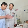 Chủ tịch Ủy ban nhân dân TP.Hồ Chí Minh Nguyễn Thành Phong thăm “hiệp sỹ” Nguyễn Đức Huy tại Bệnh viện Thống Nhất. (Ảnh: Đinh Hằng/TTXVN)