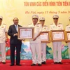 Thủ tướng Nguyễn Xuân Phúc tặng Danh hiệu Chiến sỹ thi đua toàn quốc cho các cá nhân có thành tích xuất sắc. (Ảnh: Doãn Tấn/TTXVN)