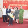 Lễ trao tặng Huy hiệu 75 tuổi Đảng cho đồng chí Trần Quốc Hương. (Ảnh: Anh Tuấn/TTXVN)