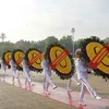 Đoàn lãnh đạo Đảng, Nhà nước đặt vòng hoa và vào Lăng viếng Chủ tịch Hồ Chí Minh. (Ảnh: Văn Điệp/TTXVN)