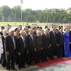 Đoàn lãnh đạo Đảng, Nhà nước đặt vòng hoa và vào Lăng viếng Chủ tịch Hồ Chí Minh . (Ảnh: Văn Điệp/TTXVN)