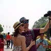 Khách du lịch quốc tế tham quan và chụp ảnh lưu niệm tại Phố đi bộ Nguyễn Huệ, Thành phố Hồ Chí Minh. (Ảnh: Phương Vy-TTXVN)