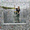 Nghệ sỹ, kiến trúc sư Nick Wood đã sử dụng 15.000 chai nhựa đã qua sử dụng được thu thập trên khắp các đường phố và dọc các bờ sông tại thủ đô London của Anh để xây dựng một ngôi nhà cao khoảng 5m. 