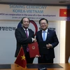 Bộ trưởng Mai Tiến Dũng gặp, trao đổi và ký bản ghi nhớ (MoU) với Bộ trưởng Bộ An ninh và Nội vụ Hàn Quốc Kim Boo Kyum về hợp tác xây dựng Chính phủ điện tử ở Việt Nam. (Ảnh: Hùng-Tuyên-Phương/TTXVN)