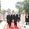Chủ tịch nước Trần Đại Quang và Toàn quyền Australia Peter Cosgrove tại lễ đón. (Ảnh: Nhan Sáng/TTXVN)