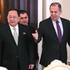 Ngoại trưởng Nga Sergey Lavrov (phải) và người đồng cấp Triều Tiên Ri Yong Ho (trái) tại cuộc gặp ở Moskva, Nga ngày 10/4. (Nguồn: AFP/TTXVN)