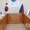 Thứ trưởng Ngoại giao Hàn quốc Lim Sung-nam và người đồng cấp Nga Vladimir Titov tại cuộc gặp. (Nguồn: Yonhap)