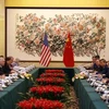 Bộ trưởng Thương mại Mỹ Wilbur Ross (thứ 2 trái) và Phó Thủ tướng Trung Quốc Lưu Hạ (thứ 4 phải) tại cuộc gặp ở Bắc Kinh ngày 3/6. (Nguồn: AFP/TTXVN)