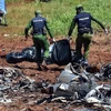 Lực lượng cứu hộ chuyển mảnh vỡ máy bay tại hiện trường vụ tai nạn ở La Habana, Cuba ngày 20/5. (Nguồn: EPA/TTXVN)