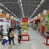 Người tiêu dùng mua sắm tại đại siêu thị Co.op Extra. (Ảnh: Thanh Vũ/TTXVN)