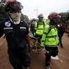 Nhân viên cứu hỏa chuyển thi thể nạn nhân tại khu vực núi lửa Fuego phun trào ở Chimaltenango, Guatemala ngày 3/6. (Nguồn: EPA/TTXVN)