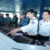 Cán bộ, chiến sỹ tàu Cảnh sát biển CSB 8001 phối hợp làm nhiệm vụ. (Ảnh: Lâm Khánh/TTXVN)