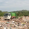 Hàng ngày có hàng chục xe chuyên dụng tập kết rác về bãi rác Hồ Bơ, với khoảng hơn 60 tấn/ngày. (Ảnh: Khiếu Tư/TTXVN)