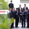 Ngoại trưởng Singapore Vivian Balakrishnan (thứ 2, phải) đón nhà lãnh đạo Triều Tiên Kim Jong-un (trái) tại sân bay Changi, Singapore ngày 10/6. (Nguồn: Yonhap/TTXVN)