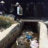 Cống nước thải của nhà máy đường Khánh Hòa tiếp giáp với đầm Thủy Triều. (Ảnh: Phan Sáu/TTXVN)