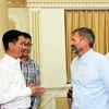 Ông Trần Vĩnh Tuyến, Phó Chủ tịch UBND Thành phố Hồ Chí Minh (trái) trao đổi với ông Kyle Kelhofer, Giám đốc cao cấp của IFC. (Ảnh: Xuân Khu/TTXVN)