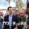 Tổng thống Syria Bashar al-Assad (giữa) thăm các binh sĩ Chính phủ tại mặt trận Đông Ghouta ngày 18/3. (Nguồn: THX/ TTXVN)