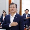 Tổng thống Hàn Quốc Moon Jae-in (phía trước) trước cuộc họp nội các tại Seoul ngày 12/6. (Nguồn: YONHAP/TTXVN)