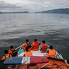 Nhân viên cứu hộ nỗ lực tìm kiếm hành khách mất tích trong vụ chìm thuyền tại hồ núi lửa Toba ngày 20/6. (Nguồn: Ảnh: AFP/TTXVN)