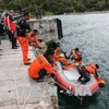 Lực lượng cứu hộ được triển khai tìm kiếm các nạn nhân vụ chìm thuyền tại hồ Toba ở Indonesia ngày 18/6. (Nguồn: EPA/ TTXVN)